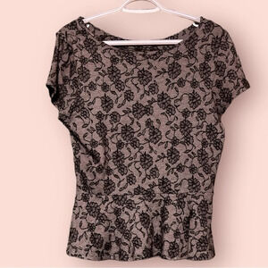 Floral top, flared at the waist